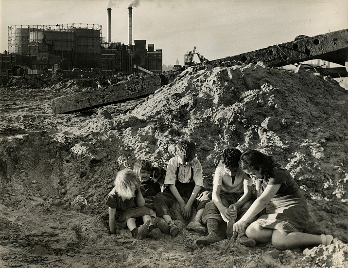 Eliot Elisofon, The East River Drive donates a temporary sand pile, from Playgrounds for Manhattan, 1938
Vintage gelatin silver print, 10 3/16 x 13 3/16 in. (25.9 x 33.5 cm)
6073
Sold