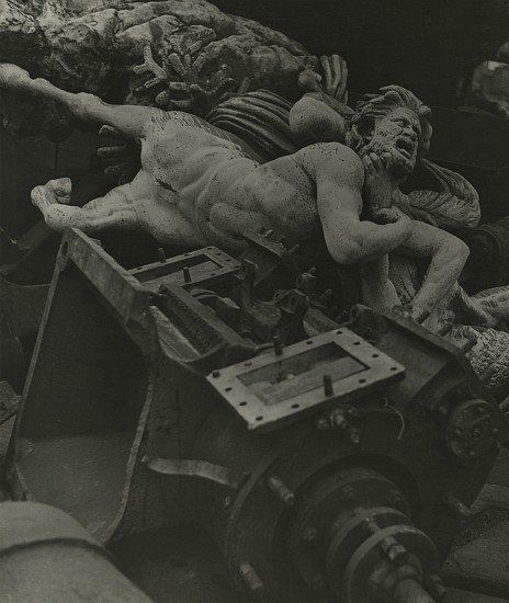 Pierre Jahan, La mort et les statues - Le Centaure, 1941
Vintage gelatin silver print, 9 1/16 x 7 11/16 in. (23 x 19.5 cm)
7940