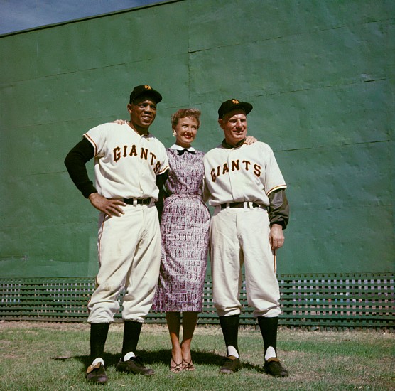 Hy Peskin, Willie Mays, Laraine Day [Mrs. Leo Durocher], and Leo Durocher, March 2, 1955
2 1/4 x 2 1/4 in. (5.7 x 5.7 cm)
2 color positive transparencies (diapositives) and 2 modern pigment prints 4 x 4 in. (10.2 x 10.2 cm) each.
8485