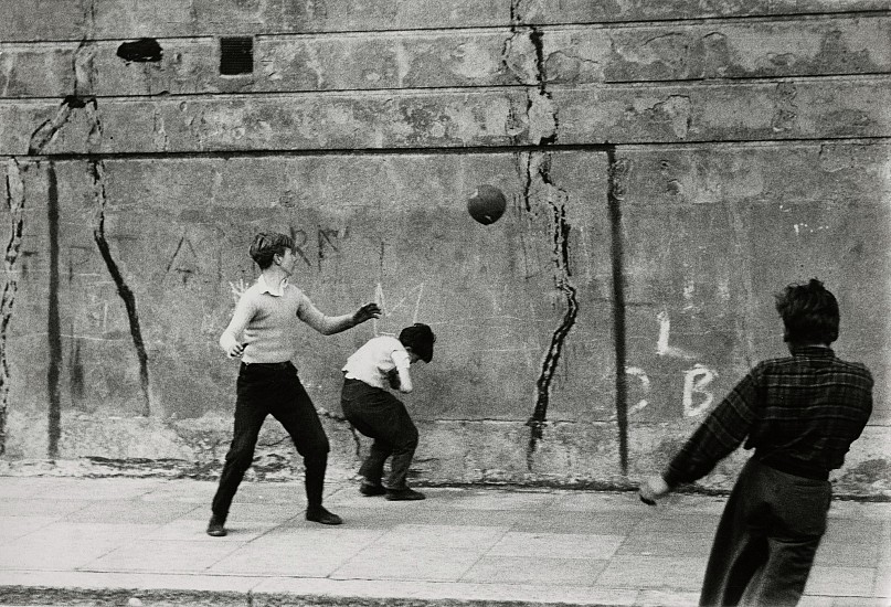 Roger Mayne, Southam Street, North Kensington, London, 1956
Vintage gelatin silver print, 6 3/4 x 10 in. (17.1 x 25.4 cm)
6451
$5,500