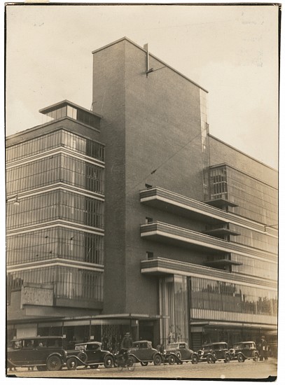 Iwao Yamawaki, Building and Cars, 1930-32
Vintage gelatin silver print, 4 9/16 x 3 3/8 in. (11.6 x 8.6 cm)
8840
$4,800