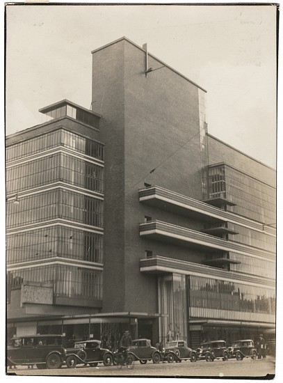 Iwao Yamawaki, Building and Cars, 1930-32
Vintage gelatin silver print, 4 9/16 x 3 3/8 in. (11.6 x 8.6 cm)
Photographer's red circular stamp and “foto 10” in red pencil on print verso.
8840
$4,800